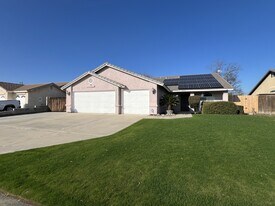 12012 Jenlee Ave in Bakersfield, CA - Building Photo