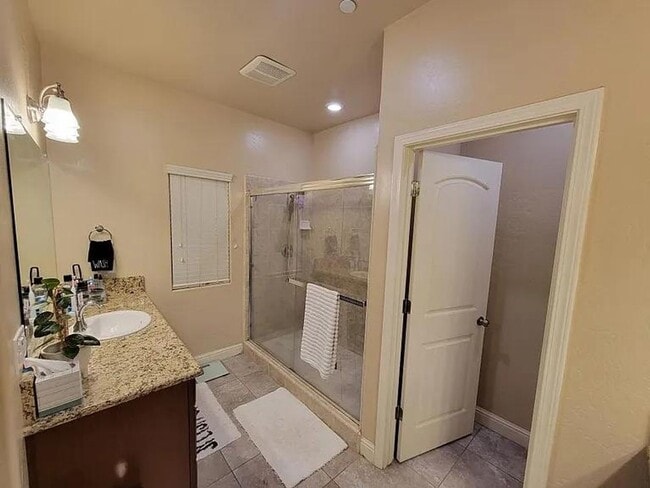 2043 W Humboldt Dr in Hanford, CA - Building Photo - Building Photo