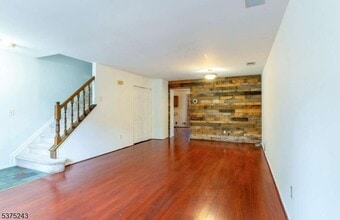 226 Matlook Pl in Franklin Township, NJ - Foto de edificio - Building Photo