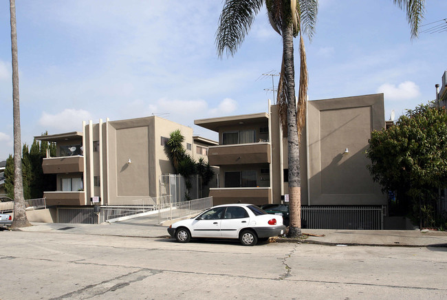 5525-5527 Virginia Ave in Los Angeles, CA - Foto de edificio - Building Photo
