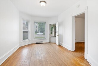 1120 Washington St in Cedar Falls, IA - Building Photo - Building Photo