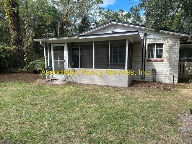 property at 906 NE 9th Ave