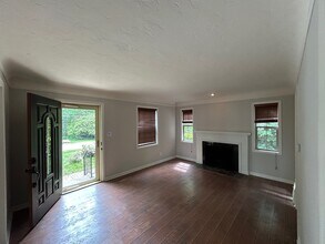 28008 Sites Rd in Bay Village, OH - Foto de edificio - Building Photo