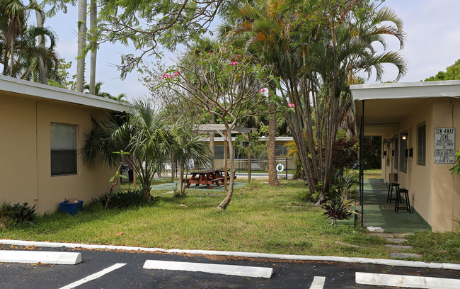 Oakland Gardens Apartments in Oakland Park, FL - Foto de edificio - Building Photo