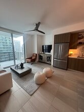 564 SW 2nd St, Unit A3 in Miami, FL - Foto de edificio - Building Photo