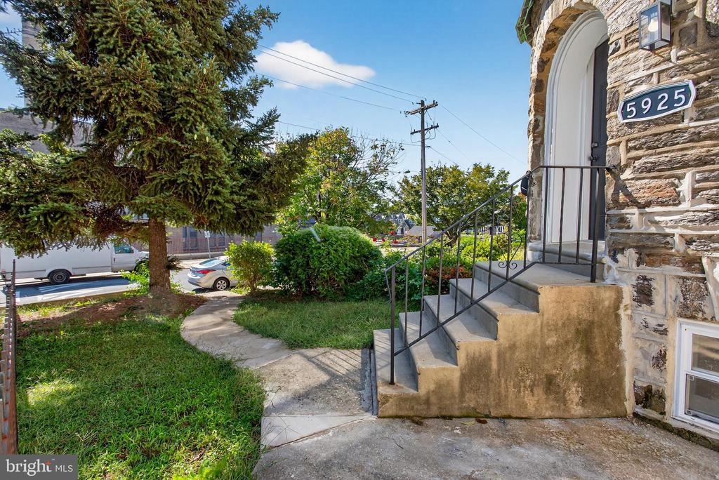 5925 Woodcrest Ave in Philadelphia, PA - Building Photo