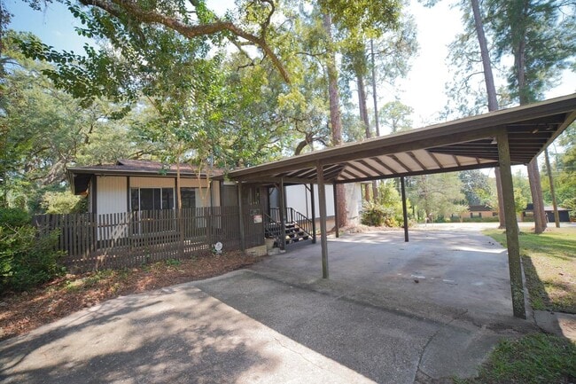 property at 1105 Solana Ave