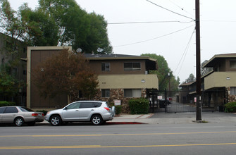 Little Oxnard Apartments in Van Nuys, CA - Building Photo - Building Photo