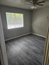 2406 S Laredo St in San Antonio, TX - Foto de edificio - Building Photo