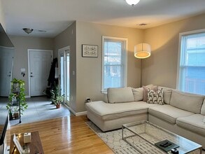 7 Church St, Unit 2 in Somerville, MA - Foto de edificio - Building Photo