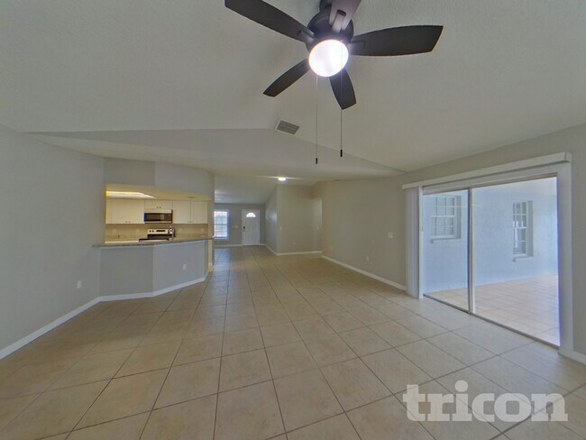 7029 Symmes Rd in Gibsonton, FL - Foto de edificio - Building Photo