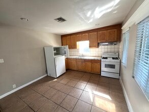 2210 Las Flores Dr in Los Angeles, CA - Foto de edificio - Building Photo