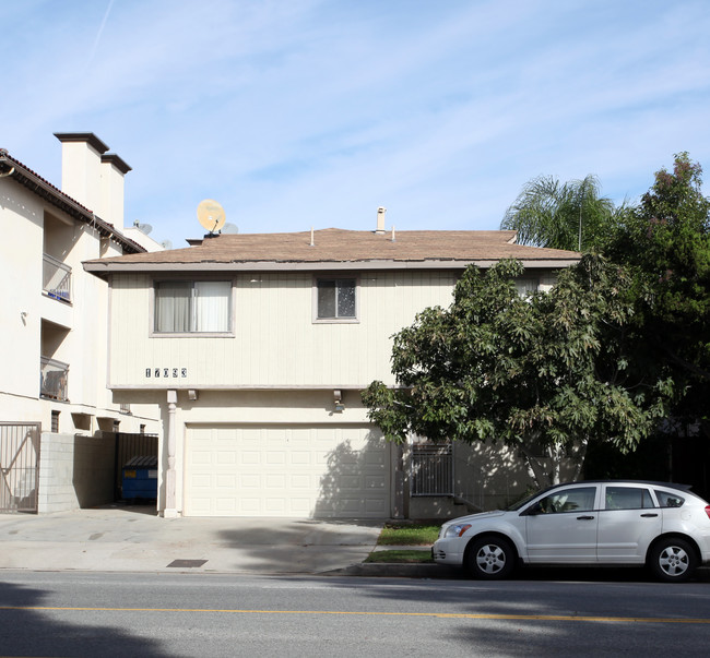 17093 Chatsworth St in Granada Hills, CA - Building Photo - Building Photo