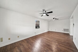 101 Dana Dr in Highlands, TX - Building Photo - Building Photo