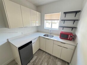 220 Collins Ave in Miami Beach, FL - Building Photo - Building Photo