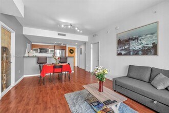 244 Biscayne Blvd, Unit 1410B in Miami, FL - Building Photo - Building Photo