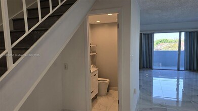 9359 Fontainebleau Blvd in Miami, FL - Building Photo - Building Photo
