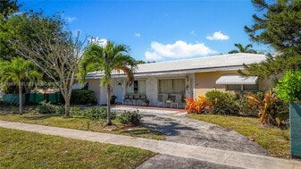 450 S Highland Ct in Hollywood, FL - Building Photo