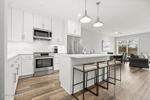 1381 E Putnam Ave in Greenwich, CT - Building Photo