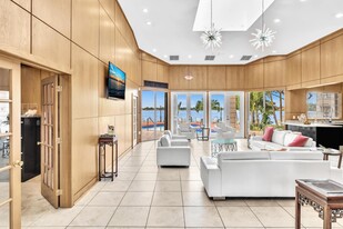 2831 N Oakland Forest Dr, Unit 101 in Oakland Park, FL - Building Photo