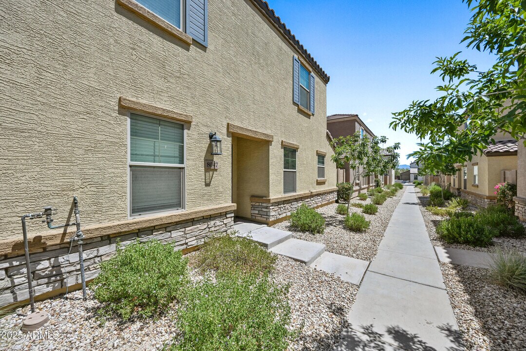 8047 W Albeniz Pl in Phoenix, AZ - Building Photo