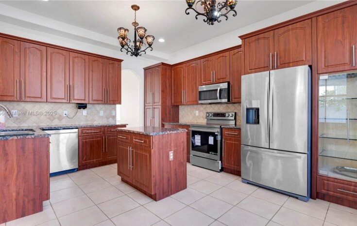 17994 NW 87th Pl in Hialeah, FL - Building Photo