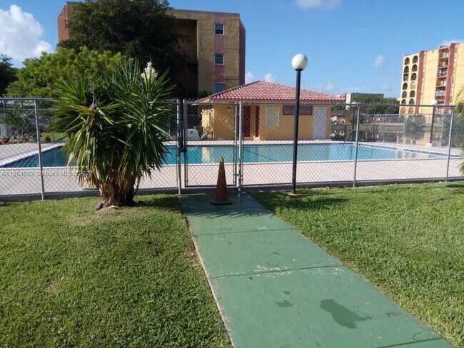 4707 NW 7th St-Unit -308-8 in Miami, FL - Building Photo - Building Photo