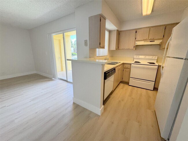 7680 Westwood Dr, Unit 808 in Tamarac, FL - Building Photo - Building Photo