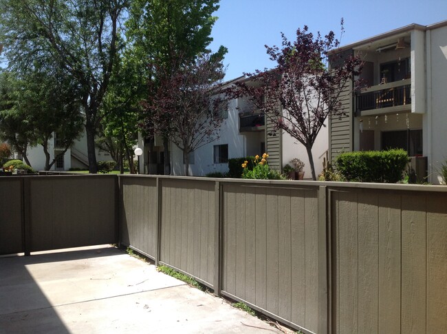 25715 Hogan Dr, Unit B11 in Santa Clarita, CA - Foto de edificio - Building Photo