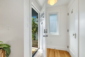 5037 38th Ave NE in Seattle, WA - Building Photo - Building Photo