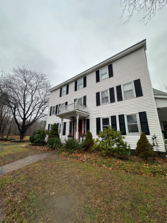 6 Griffin Ave in Londonderry, NH - Building Photo