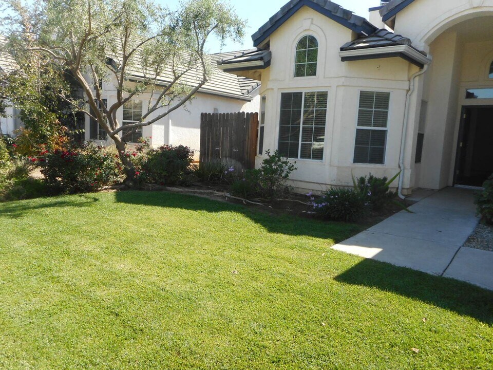 2925 E Revere Rd in Fresno, CA - Foto de edificio