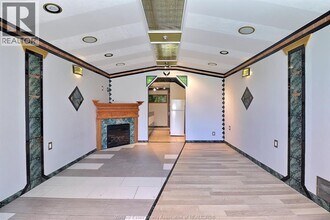 401 ON-401 in Windsor, ON - Building Photo - Building Photo