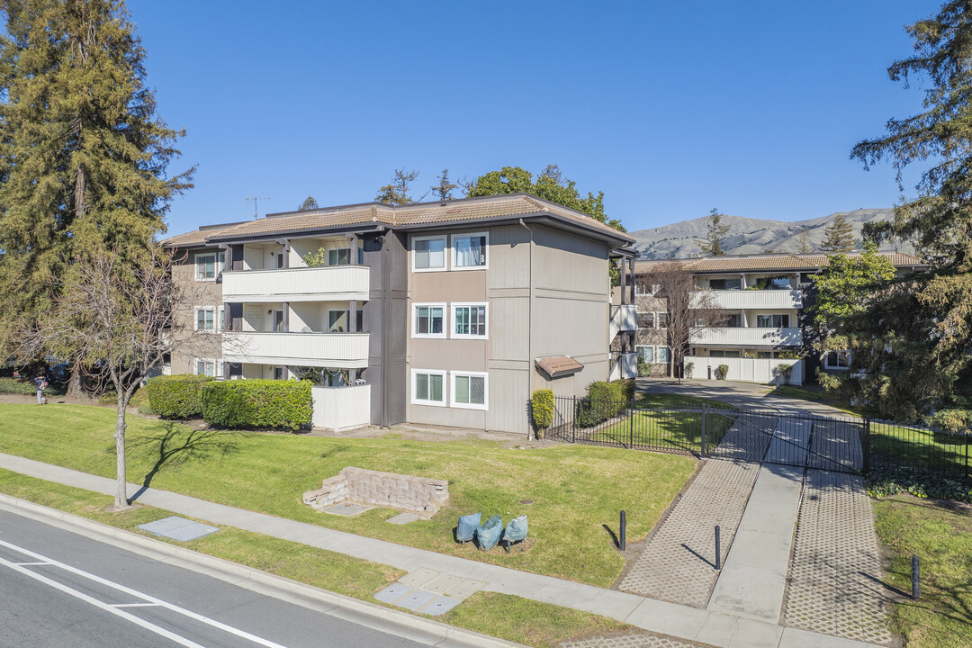 Redwood Square Condominiums in Fremont, CA - Building Photo