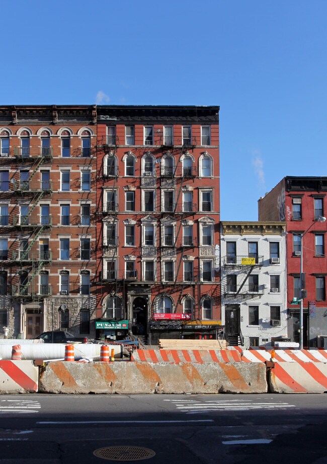 114-116 E First St in New York, NY - Foto de edificio - Building Photo