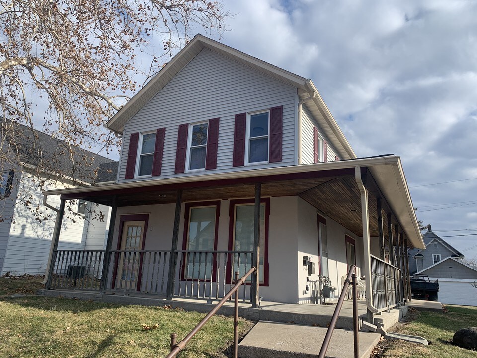 1320 15th St, Unit Downstairs in Moline, IL - Building Photo