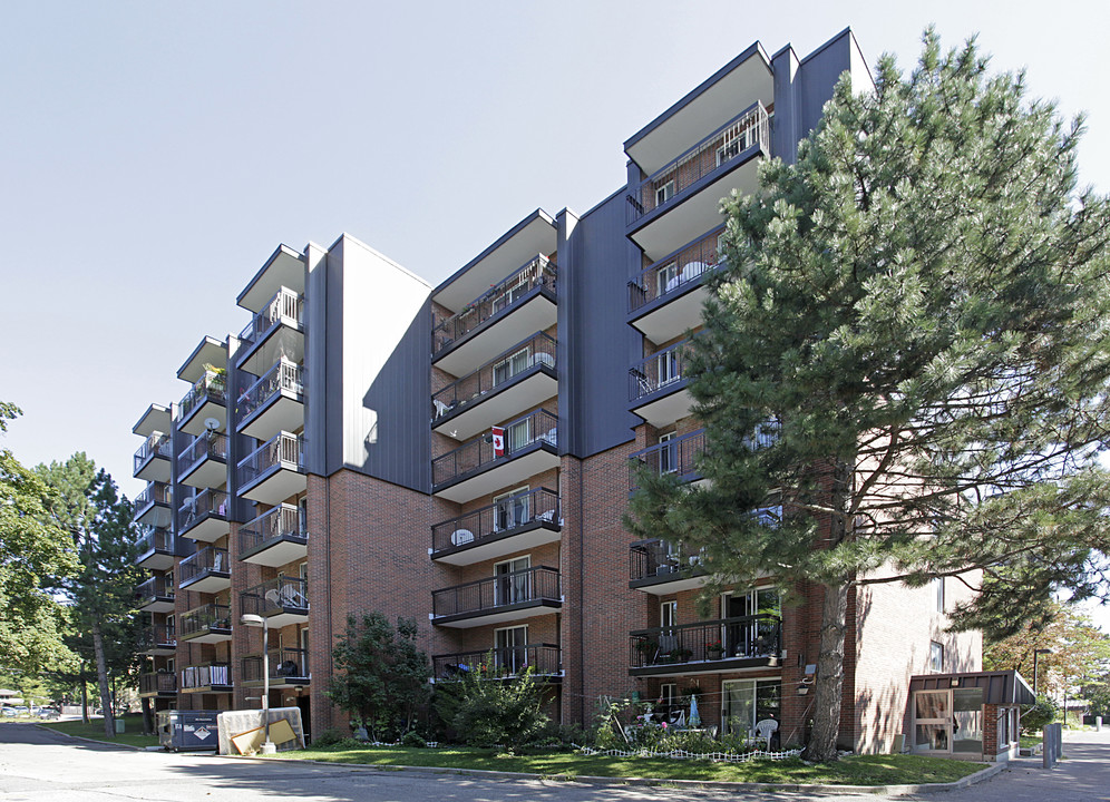 Dunlop Pines II in Richmond Hill, ON - Building Photo