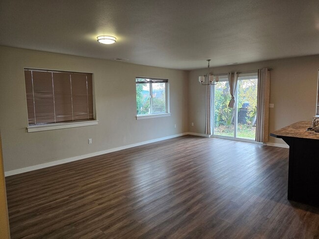 3020 NE Johnson St in Roseburg, OR - Building Photo - Building Photo