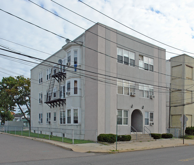 5 Lake St in Patchogue, NY - Building Photo - Building Photo