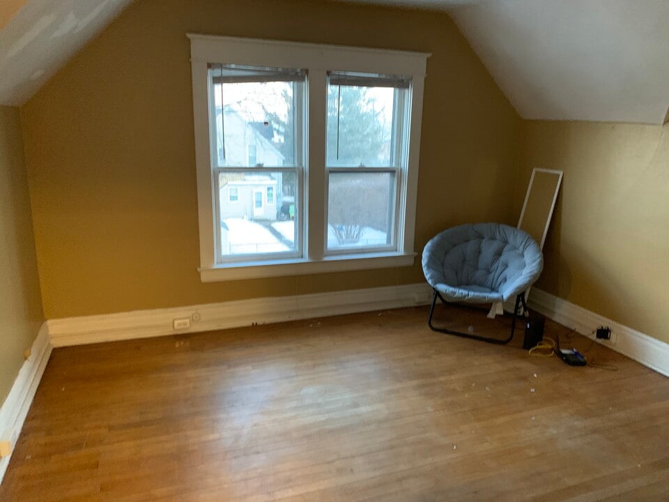 818 N 7th Ave E, Unit 2 in Duluth, MN - Building Photo