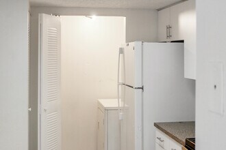 5065 Wiles Rd in Coconut Creek, FL - Foto de edificio - Building Photo