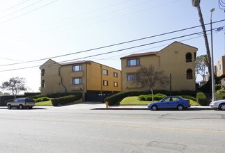 Pinecrest Manor in Van Nuys, CA - Building Photo - Building Photo