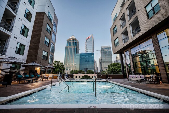 101 W Morehead St in Charlotte, NC - Building Photo - Building Photo