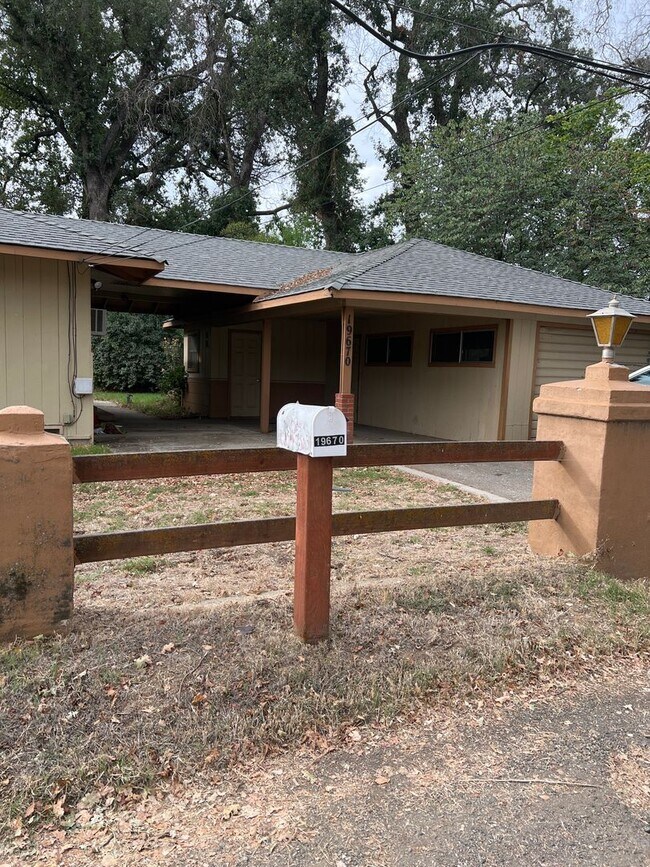 19672 Valley Ln in Redding, CA - Building Photo - Building Photo