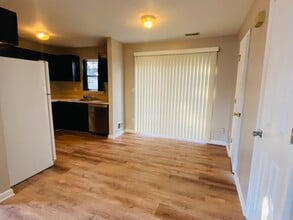 26 Henry St, Unit #B in Somerset, NJ - Foto de edificio - Building Photo