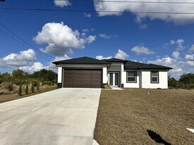 325 Paulcrest Ave in Lehigh Acres, FL - Building Photo