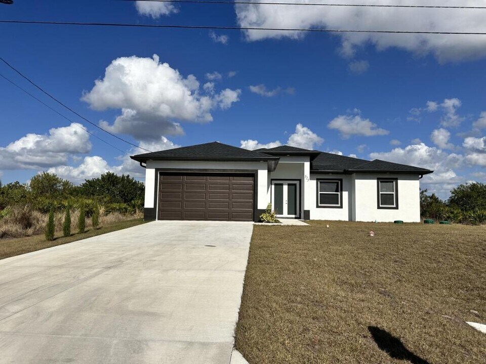 325 Paulcrest Ave in Lehigh Acres, FL - Building Photo
