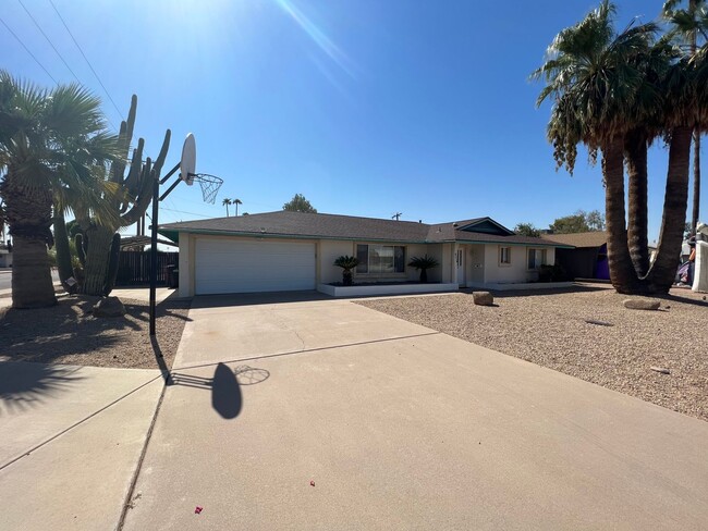 8329 E Osborn Rd in Scottsdale, AZ - Foto de edificio - Building Photo