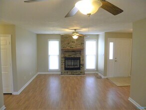 136 Lewis Ln in Madison, AL - Foto de edificio - Building Photo