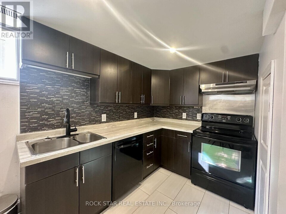 38 Clarendon Ave in Hamilton, ON - Building Photo